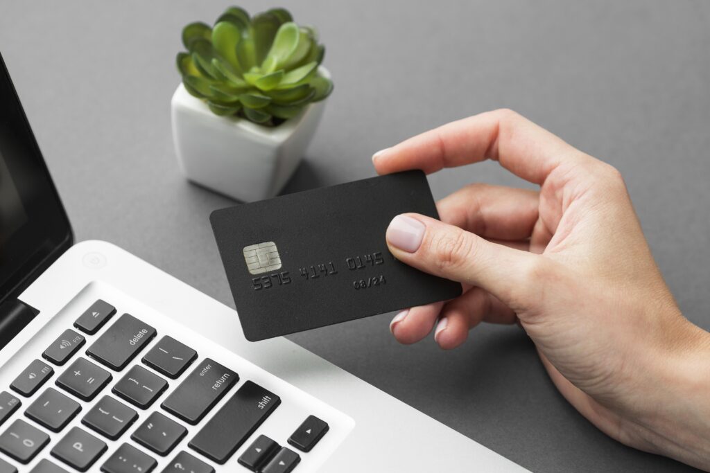 Como fidelizar clientes e aumentar o faturamento da sua loja com um cartão próprio